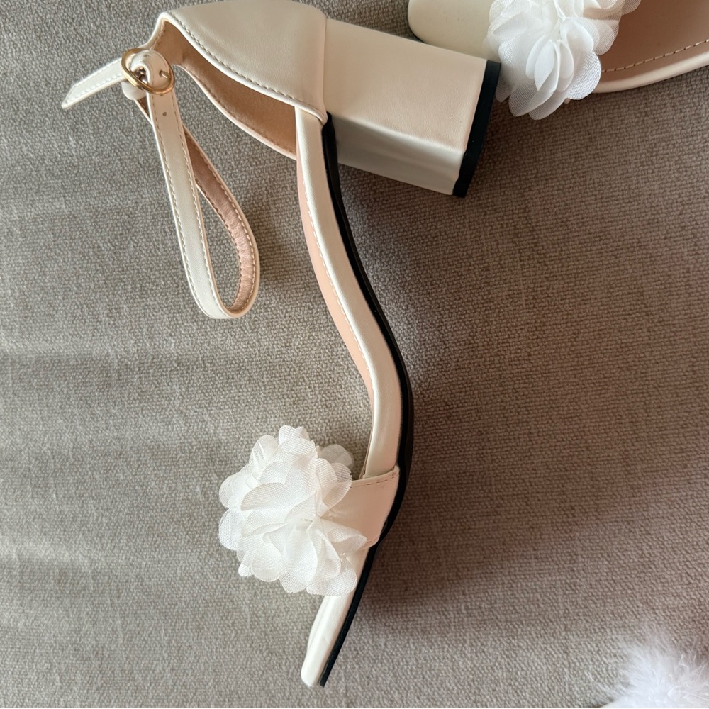 White floral heel 7.5
